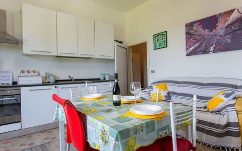 Elena: Meubles, Design Intérieur, Appartement, Sol, Sol, Domicile, Pièce, Chaise, Lit, Chambre