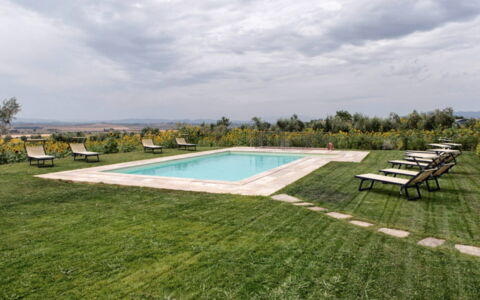 Villa Milluzzi: Nuage, Ciel, Piscine, Plante, Arbre, Ombre, Bâtiment, Rectangle, Herbe, Sol