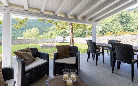 Villa Il Biancospino: Meubles, Table, Propriété, Chaise, Plante, Vaisselle, Ombre, Design Intérieur, Arbre, Salon