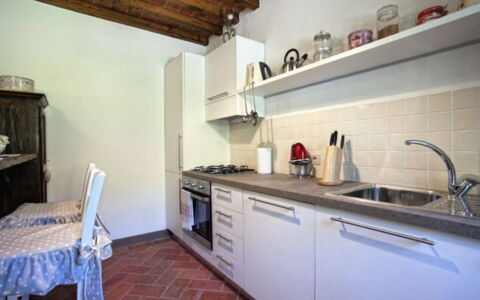 Villa Sole: Cabinetry, Evier, Évier, Comptoir, Robinet, Bâtiment, Cuisine, Cuisinière, Bois, Éclairage