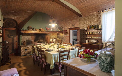 Villa Asciolo: Nappe De Table, Pièce, Design Intérieur, Table, Plafond, Meubles, Design Intérieur, Linge, Salle À Manger, Accessoires Accueil