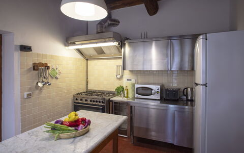 Villa Asciolo: Éclairage, Pièce, Design Intérieur, Plafond, Luminaire, Comptoir, Design Intérieur, Cuisinière, Cuisine, Principaux Appliance