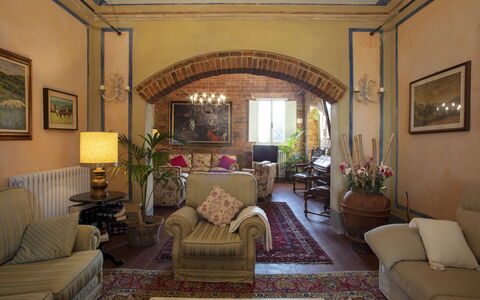 Villa Asciolo: Design Intérieur, Pièce, Salon, Meubles, Mur, Canapé, Table, Design Intérieur, Domicile, Plafond