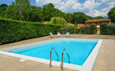 Villa Rossa: Piscine, Bleu, Propriété, Loisir, Aqua, Immobilier, Arbuste, Bleu Azur, Turquoise