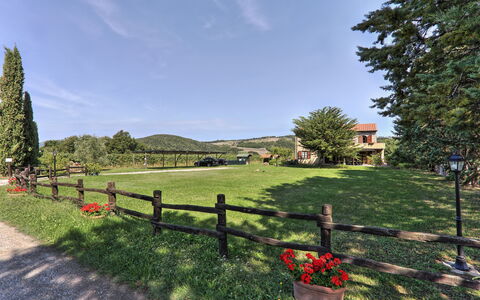 Agriturismo Le Selvole: Ciel, Plante, Nuage, Arbre, Clôture, Botanique, Paysage Naturel, Lot Terre, Végétation, Herbe