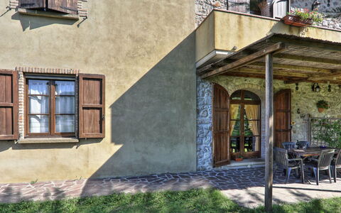 Agriturismo Le Selvole: Plante, Fenêtre, Propriété, Bâtiment, Architecture, Bois, Quartier, Mur, Chalet, Porche