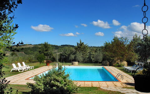 Agriturismo Le Selvole: Nuage, Ciel, L'Eau, Plante, Jour, Piscine, La Nature, Bleu Azur, Ombre, Botanique