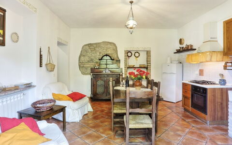 Agriturismo Le Selvole: Meubles, Cabinetry, Cadre, Table, Éclairage, Bois, Plante D'Appartement, Design Intérieur, Salon, Tiroir