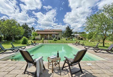 Agriturismo Le Selvole: Nuage, L'Eau, Ciel, Meubles, Piscine, Plante, La Nature, Arbre, Table, Ombre