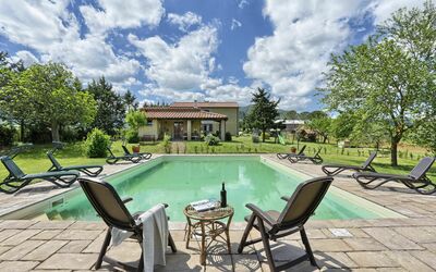 Agriturismo Le Selvole: Nuage, L'Eau, Ciel, Meubles, Piscine, Plante, La Nature, Arbre, Table, Ombre