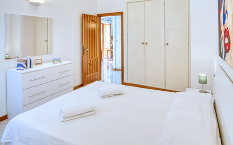 Luigina - Levanto: Pièce, Bois, Propriété, Lit, Textile, Design Intérieur, Sol, Linge, Mur, Porte