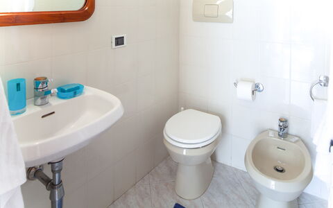 Luigina - Levanto: Bleu, Luminaire Plomberie, Vert, Architecture, Lavabo, Pièce, Mur, Propriété, Violet, Design Intérieur