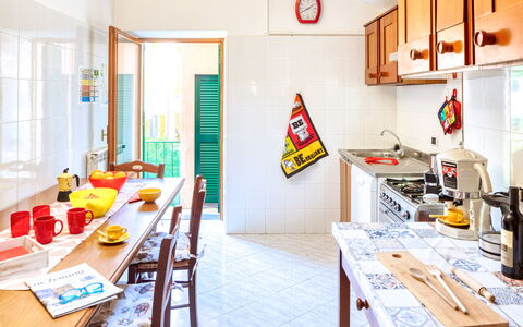 Luigina - Levanto: Pièce, Éclairage, Design Intérieur, Jaune, Table, Design Intérieur, Plafond, Luminaire, Orange, Cuisine