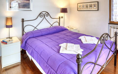 Mario - Levanto: Lit, Éclairage, Pièce, Design Intérieur, Bois, Sol, Literie, Propriété, Mur, Chambre