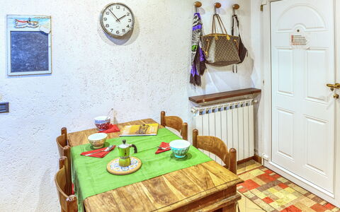 Mario - Levanto: Bois, Pièce, Design Intérieur, Porte, Table, Sol, Sol, Salle À Manger, Mur, Tache De Bois