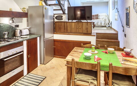 Mario - Levanto: Bois, Pièce, Éclairage, Design Intérieur, Meubles, Table, Tiroir, Cabinetry, Comptoir