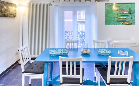 Appartamento Ivana - Levanto: Bleu, Design Intérieur, Pièce, Sol, Design Intérieur, Sarcelle, Turquoise, Bleu Azur, Bleu Majorelle, Aqua