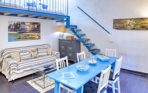 Appartamento Ivana - Levanto: Bleu, Bois, Design Intérieur, Pièce, Table, Meubles, Escaliers, Mur, Sol, Chaise