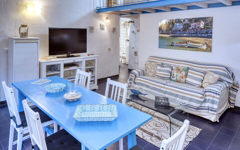 Appartamento Ivana - Levanto: Pièce, Design Intérieur, Table, Meubles, Canapé, Téléviseur, Salon, Domicile, Écran Plat