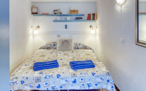 Appartamento Ivana - Levanto: Bleu, Lit, Pièce, Design Intérieur, Textile, Mur, Linge, Literie, Drap De Lit, Chambre