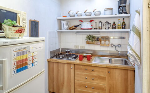 Appartamento Ivana - Levanto: Pièce, Blanc, Cabinetry, Tiroir, Cuisine, Appareil De Cuisine, Principaux Appliance, Rayonnage, Placard, Étagère