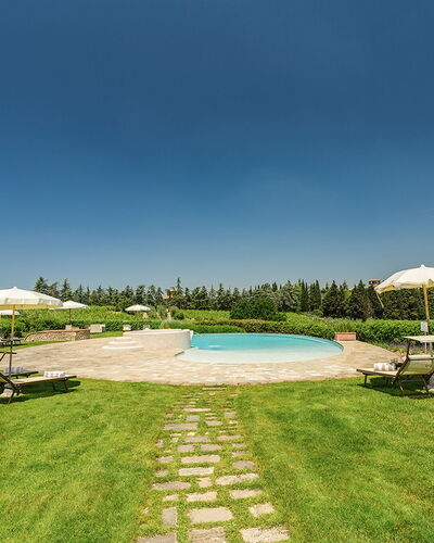 Villa Sole Del Chianti: Plante, Ciel, L'Eau, Propriété, Arbre, Bleu Azur, Paysage Naturel, Piscine, Lot Terre, Mobilier De Jardin