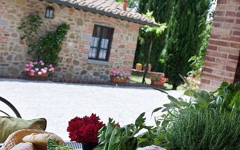 Agriturismo L'incrociata: Plante, Ciel, Jour, Propriété, Fleur, Fenêtre, Aliments, Vaisselle, Nuage, Table