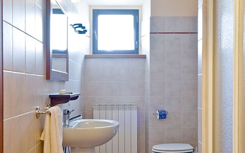 Agriturismo L'incrociata: Miroir, Luminaire Plomberie, Propriété, Évier, Robinet, Violet, Salle De Bains, Bois, Design Intérieur