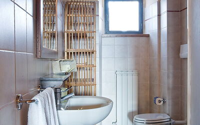 Arco: Miroir, Robinet, Évier, Propriété, Luminaire Plomberie, Salle De Bains, Lavabo, Bâtiment, Violet, Architecture