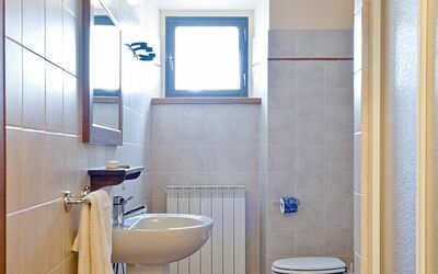 Granaio: Miroir, Luminaire Plomberie, Propriété, Évier, Robinet, Violet, Salle De Bains, Bois, Design Intérieur