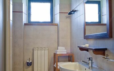 Cantina: Miroir, Luminaire Plomberie, Robinet, Propriété, Évier, Lavabo, Salle De Bains, Violet, Bleu