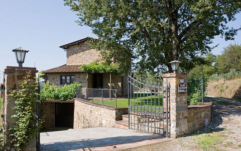 Villa Miravalle: Plante, Ciel, Bâtiment, Fenêtre, Arbre, Lot Terre, Chalet, Quartier, Maison, Zone Résidentielle