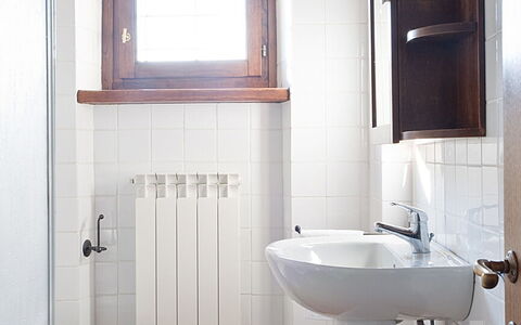 Villa Miravalle: Miroir, Évier, Luminaire Plomberie, Propriété, Lavabo, Robinet, Blanc, Salle De Bains, Violet