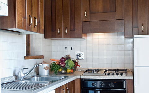 Villa Miravalle: Cabinetry, Comptoir, Propriété, Évier, Evier, Bâtiment, Cuisinière, Cuisine, Appareil De Cuisine, Bois