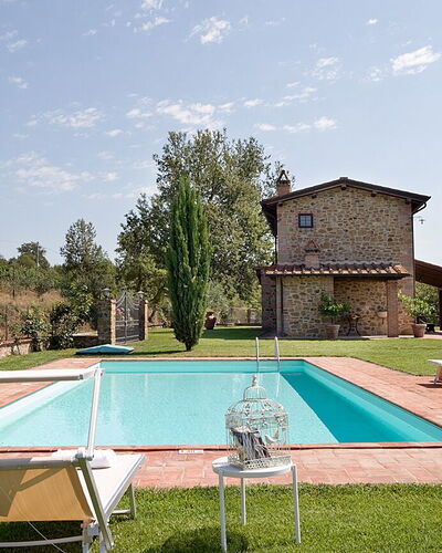 Villa Miravalle: Ciel, Plante, Nuage, Piscine, Arbre, Bâtiment, Ombre, Lot Terre, Herbe, Loisir