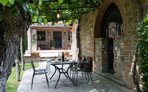Cottage Capanna: Table, Plante, Meubles, Bâtiment, Fenêtre, Chaise, Porte, Tableau De Plein Air, Maison, Immobilier