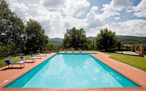 Cottage Capanna: L'Eau, Nuage, Ciel, Jour, Propriété, Piscine, Bleu Azur, Plante, Rectangle, Arbre
