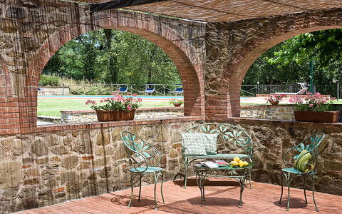 Cottage Capanna: Plante, Meubles, Table, Chaise, Pot De Fleur, Ombre, Mobilier De Jardin, Tableau De Plein Air, Bâtiment, Bois