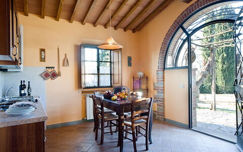 Cottage Capanna: Table, Propriété, Meubles, Fenêtre, Bois, Porte, Cabinetry, Design Intérieur, Chaise, Sol