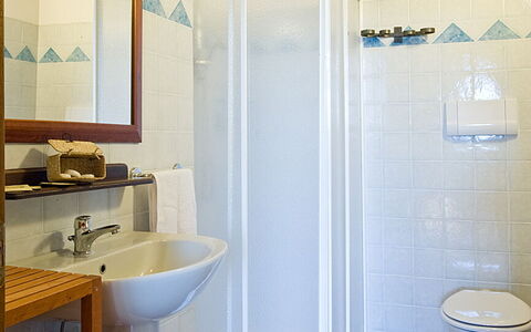 Cottage Capanna: Miroir, Propriété, Luminaire Plomberie, Salle De Bains, Robinet, Évier, Violet, Bâtiment, Lavabo