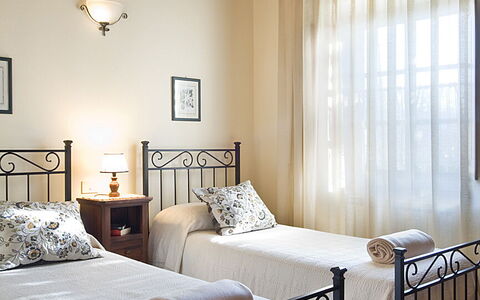 Cottage Capanna: Meubles, Propriété, Fenêtre, Confort, Lumière, Bois, Cadre De Lit, Bâtiment, Éclairage