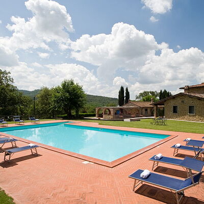 Cottage Capanna: Nuage, Plante, Ciel, Propriété, Piscine, Bâtiment, L'Eau, Bleu Azur, Arbre, Ombre