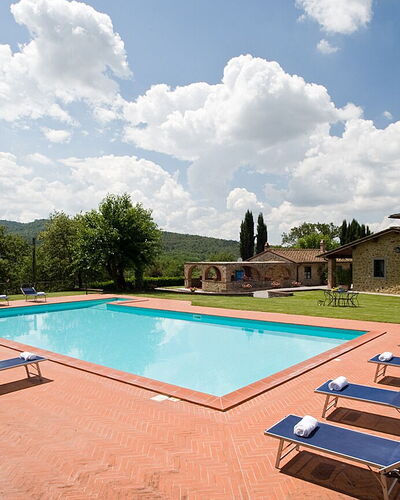 Cottage Capanna: Nuage, Plante, Ciel, Propriété, Piscine, Bâtiment, L'Eau, Bleu Azur, Arbre, Ombre