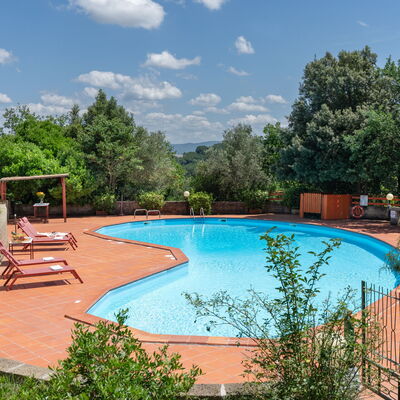 Villa Laura: L'Eau, Plante, Ciel, Nuage, Piscine, Arbre, Mobilier De Jardin, Ombre, Chaise, Paysage Naturel