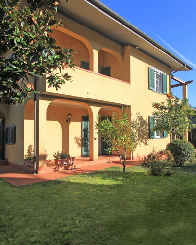 Villa Anna: Plante, Bâtiment, Propriété, Ciel, Fenêtre, Arbre, Ombre, Porte, Éclairage, Architecture