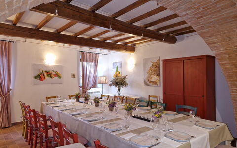 Borgo San Vincenti: Meubles, Table, Nappe De Table, Salle À Manger, Vaisselle, Design Intérieur, Chaise, Linge, Table Cuisine Et Salle A Manger, Textile
