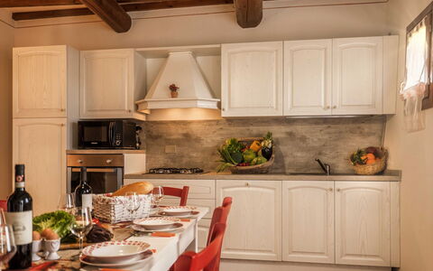 Borgo San Vincenti: Cabinetry, Comptoir, Propriété, Meubles, Bouteille, Cuisinière, Appareil De Cuisine, Cuisine, Bois, Table