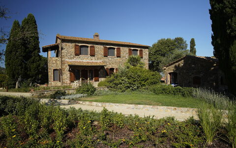 Campo Valerio: Ciel, Plante, Propriété, Bâtiment, Fenêtre, Paysage Naturel, Arbre, Architecture, Lot Terre, Maison