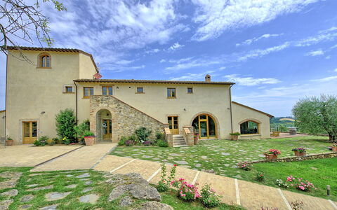 Villa Le Buche: Nuage, Plante, Ciel, Bâtiment, Propriété, Fenêtre, Arbre, Porte, Maison, Lot Terre