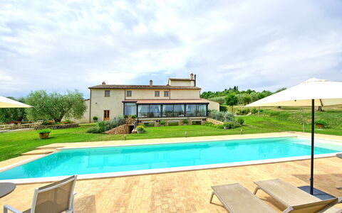 Villa Le Buche: Nuage, L'Eau, Plante, Ciel, Propriété, Piscine, Bleu Azur, Rectangle, Arbre, Bâtiment